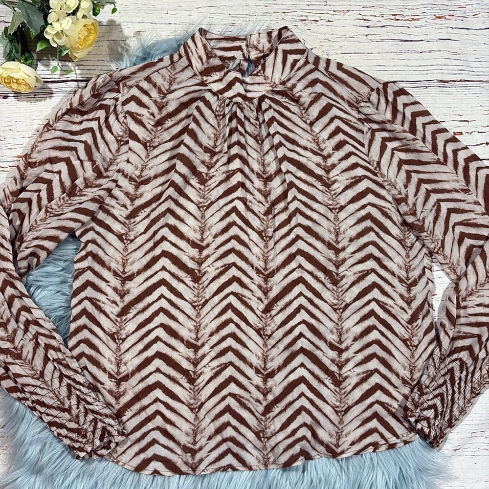 Bella Dahl Mock Neck Smocked Blouse in Golden Chevron Print - Picture 8 of 8